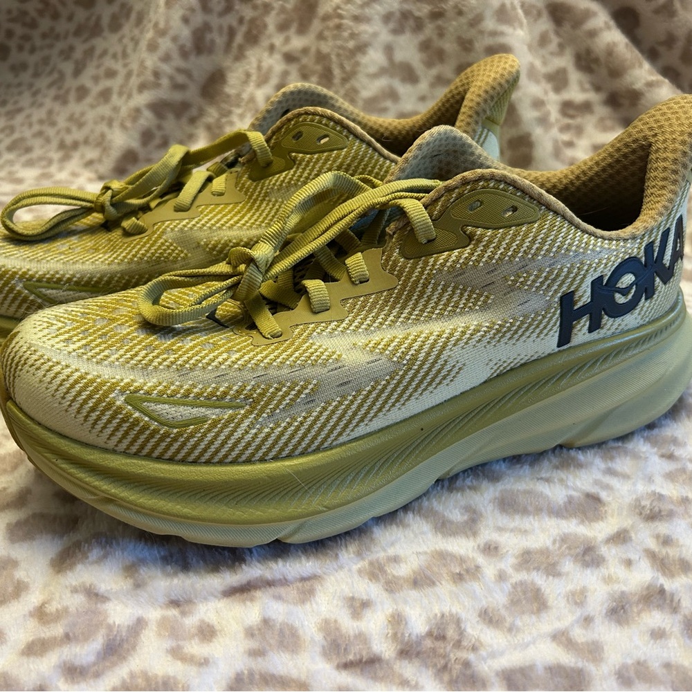HOKA Women’s Clifton 9 Athletic Shoes